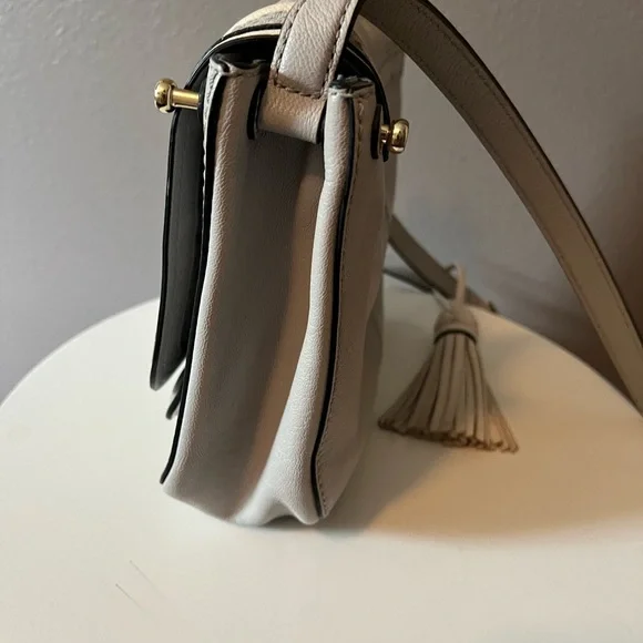 ⭐️ LOW START ⭐️ Kate Spade Gray Crossbody Bag with Flap Closure - Picture 5 of 15